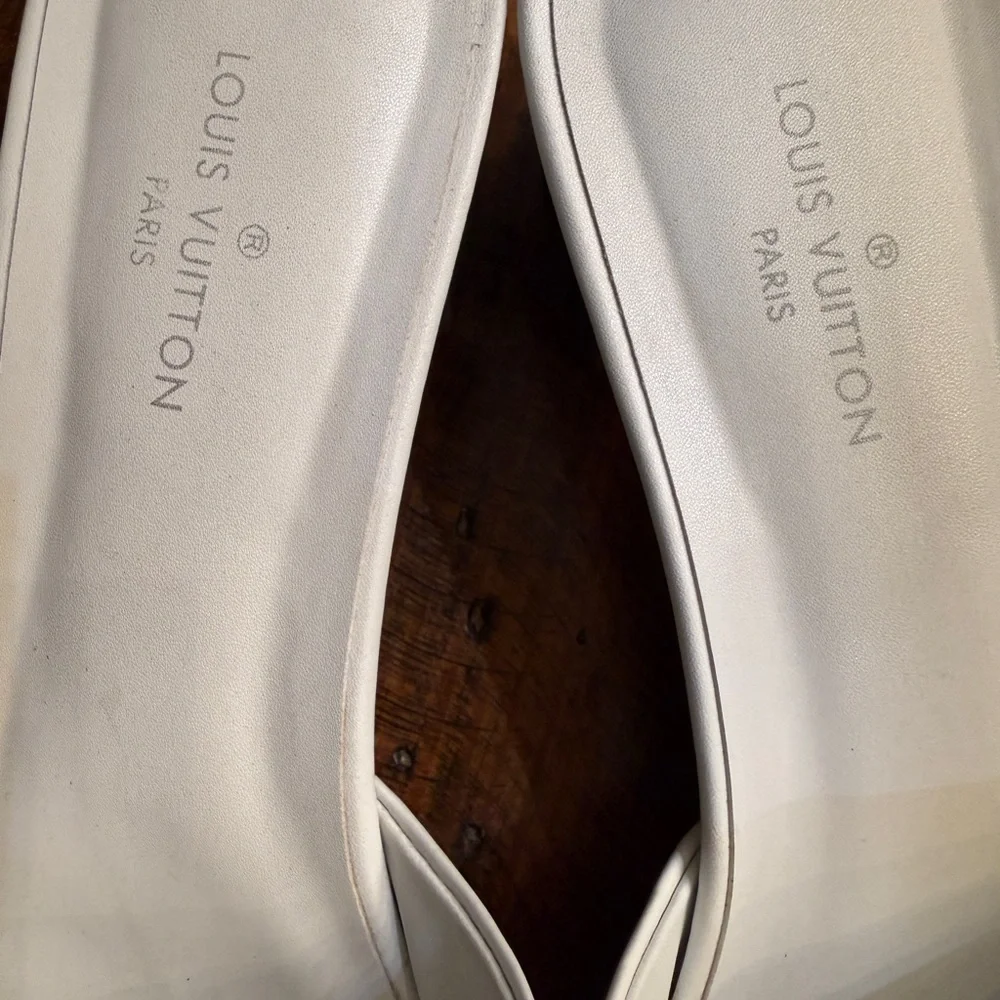 Louis Vuitton White Leather Slide Sandals with Gold LV Logo - Picture 4 of 9